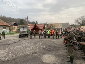 Nástup poľovníkov a vodičov psov pred skúškami v obci